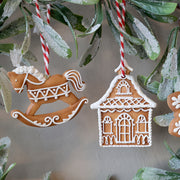 Házikó, hintaló és hópehely formájú, mézeskalács karácsonyfadísz szett.