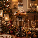 GINGERBREAD mézeskalács diótörő figura ünnepi asztalon süteményekkel és karácsonyi dekorációval