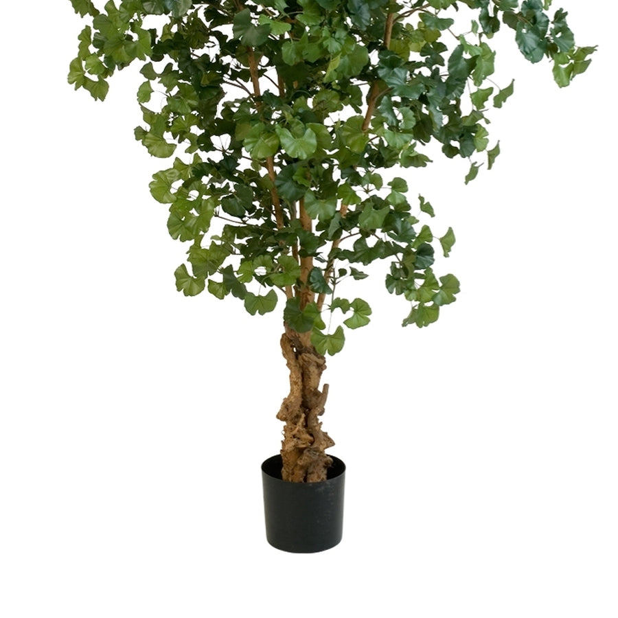 Természetes hatású mű ginkgo fa törzse fekete cserépben.