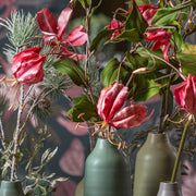 Sötét pink színű, fényes felületű, koronásliliom művirág.