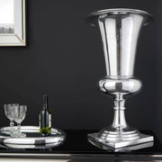 Goal ezüst alumínium váza 75 cm egy elegáns enteriőrben, poharakkal és borosüveggel, modern dekorációs ötlet.