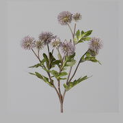 Mályva színárnyalatú bogáncs művirág.