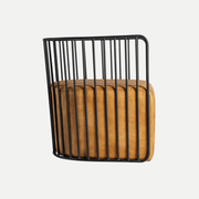 Gouzon fotel oldalnézetből – sűrű rácsozású fémszerkezet és puha ülőfelület.