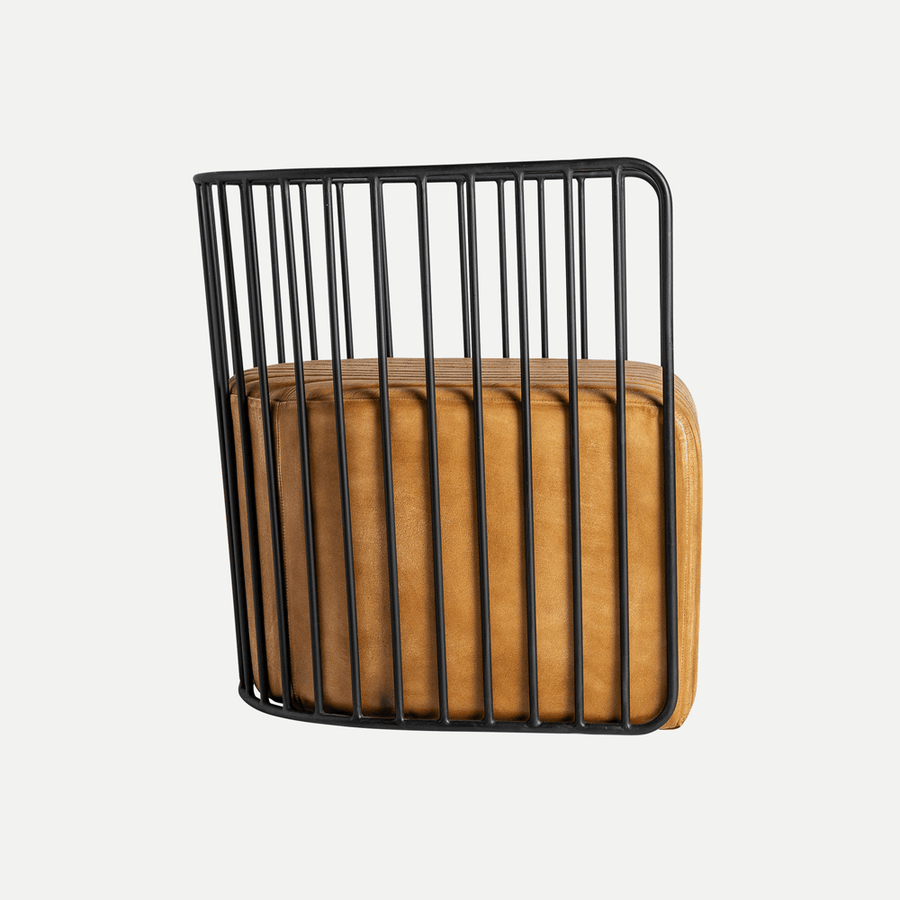 Gouzon fotel oldalnézetből – sűrű rácsozású fémszerkezet és puha ülőfelület.