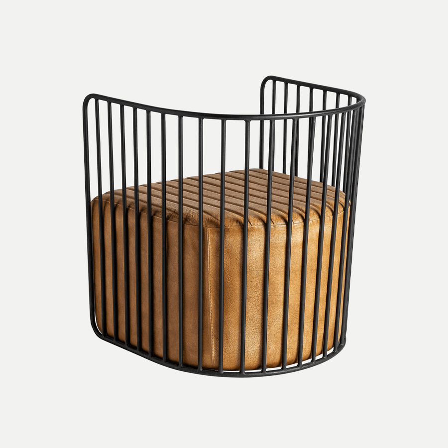 Ipari stílusú fotel hátulról – minimalista formavilág, fekete fém és konyakbarna bőr kontrasztja.