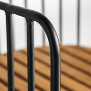 Fekete fémváz részlet – hajlított pálcák íves kialakítással.