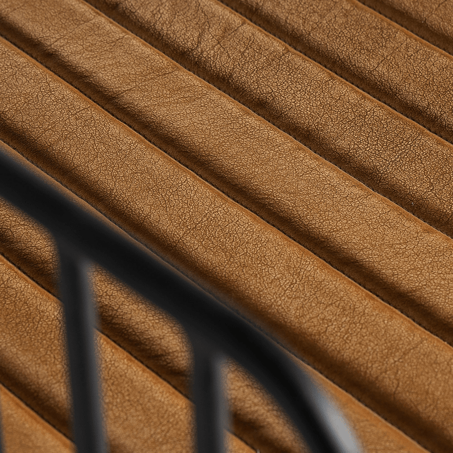 Közelkép a csatornavarrásos bőr ülőfelületről – természetes textúra.