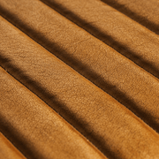 Prémium minőségű bőr felület közeli nézete – karakteres struktúra, meleg tónus.