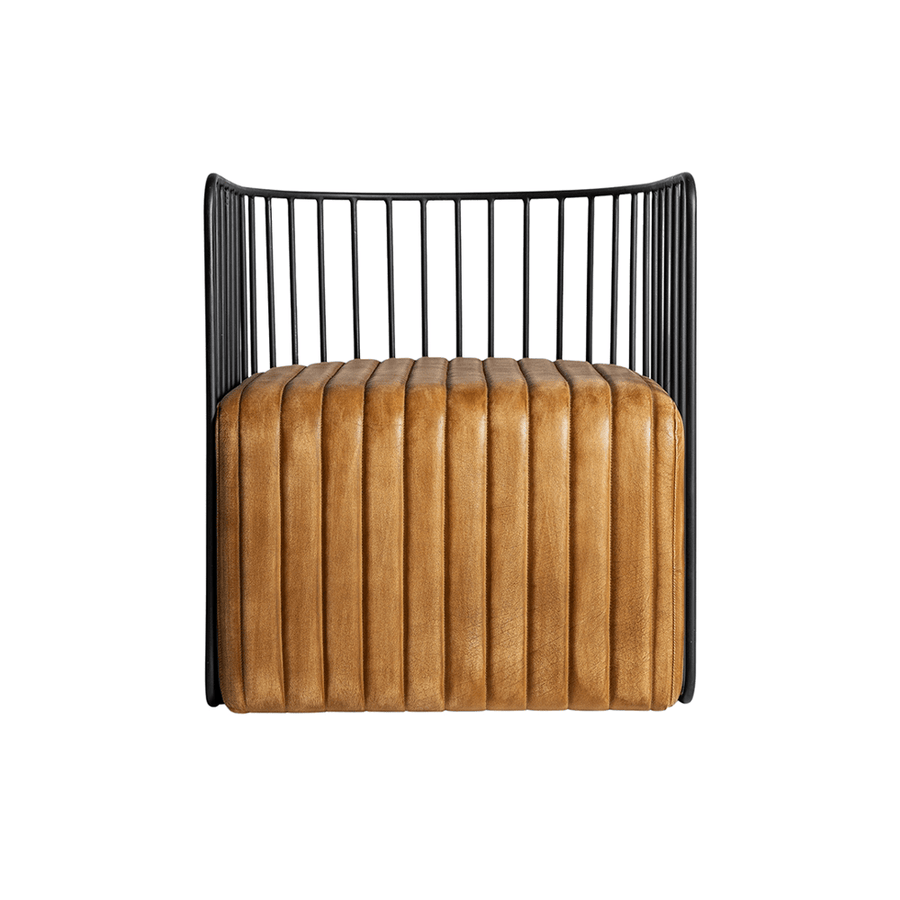 Gouzon konyakbarna bőr klubfotel szemből, ipari stílusú fekete fém vázzal.