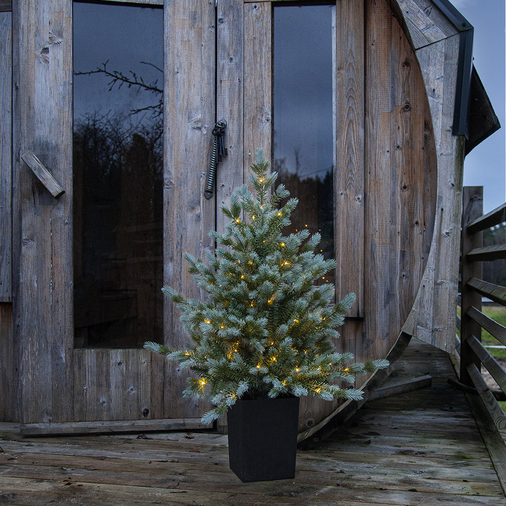 LED világítással kialakított, dekor műfenyő.