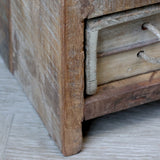 GRIMAUD 10 fiókos komód – patinás fa sarokkialakítás részlet