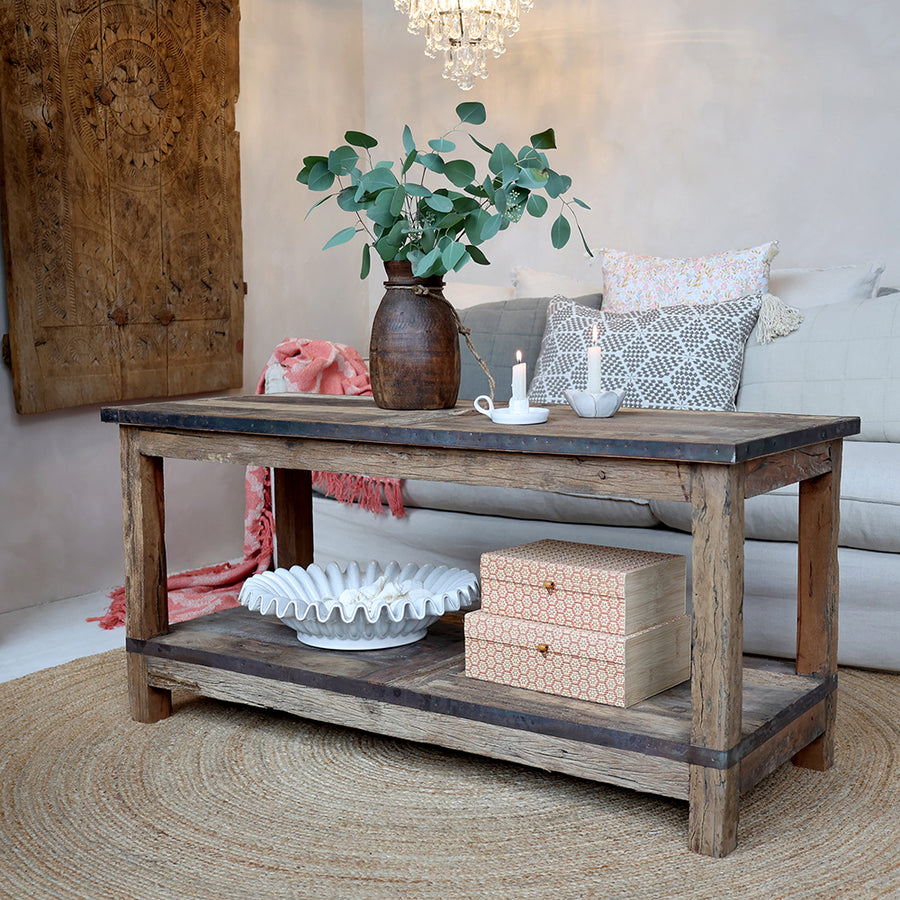 GRIMAUD dohányzóasztal natúr fa felülettel, rusztikus nappali enteriőrben