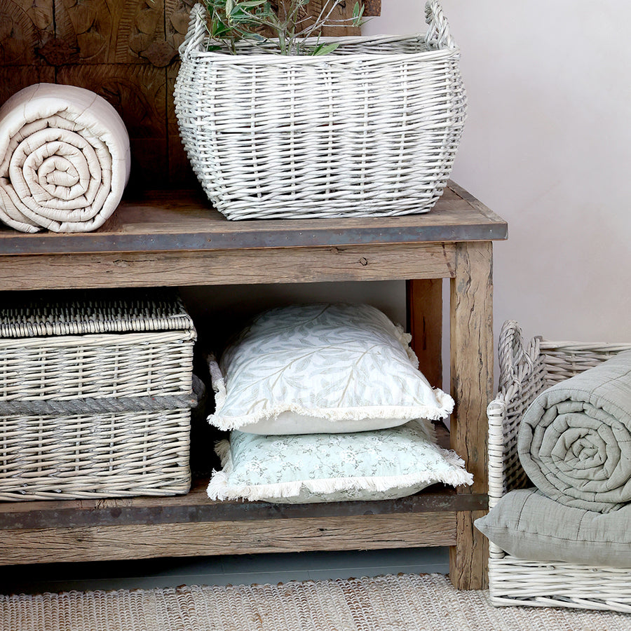 GRIMAUD dohányzóasztal részletfotó – fa erezete és fém megerősítés