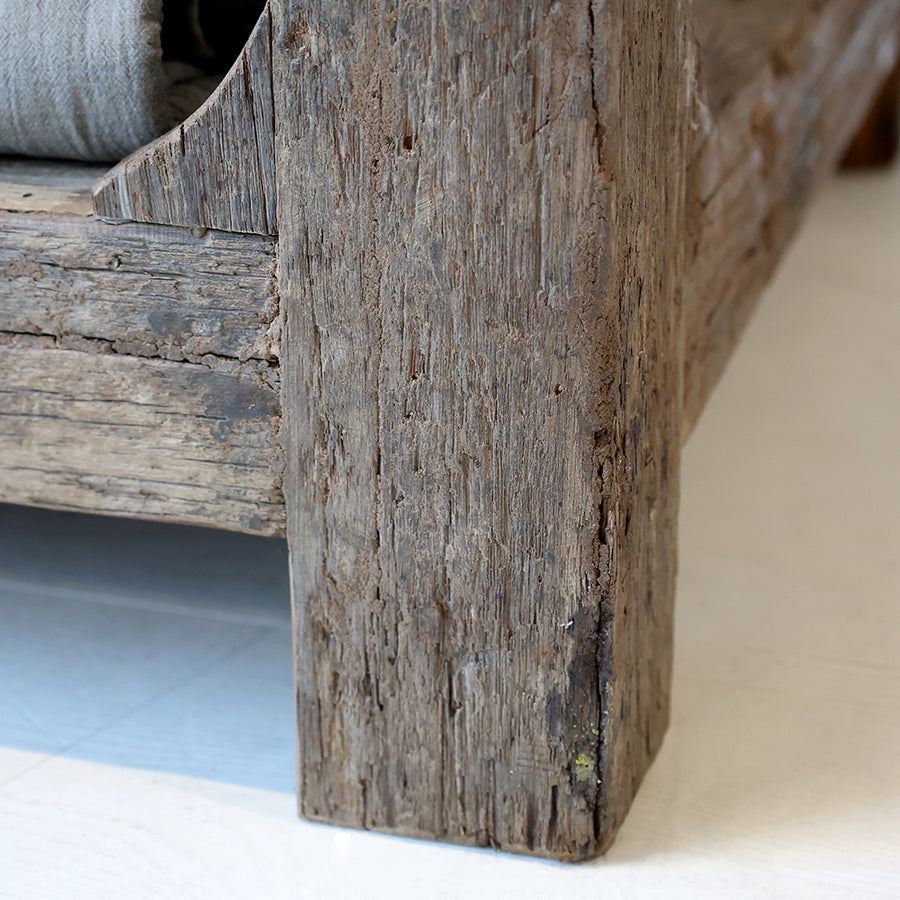 GRIMAUD dohányzóasztal fa felületének természetes erezete közelről