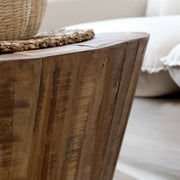 Grimaud dohányzóasztal kúpos formája és egyedi faerezet részlet