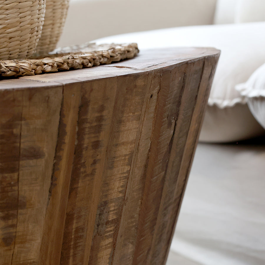 Grimaud dohányzóasztal kúpos formája és egyedi faerezet részlet