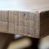 Grimaud étkezőasztal asztallap részlet, természetes erezettel és fa hibákkal