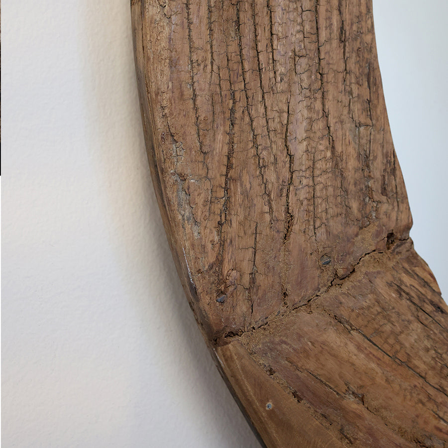 GRIMAUD falitükör fa keretének felületi struktúrája közelről