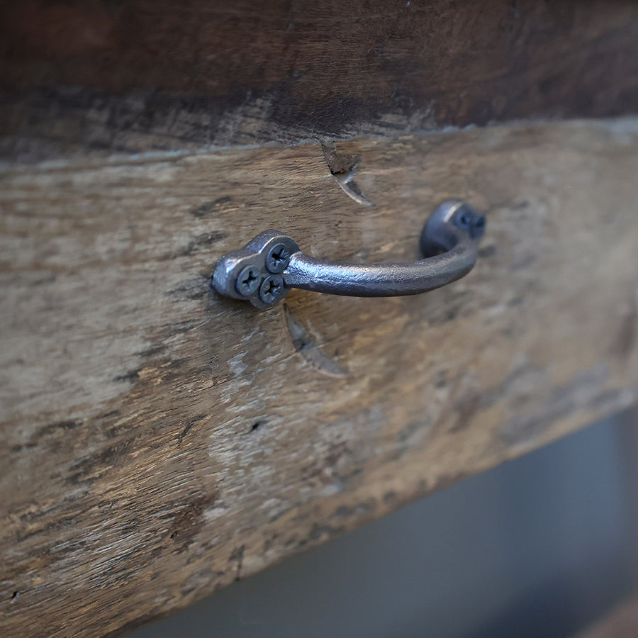 GRIMAUD konzolasztal fiók belső kialakítása és fogantyú részlet