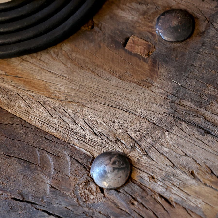 GRIMAUD konzolasztal kézműves fa csapolás részlete