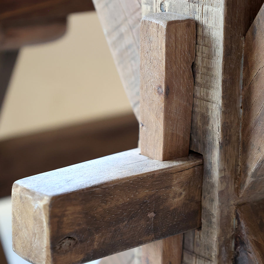 GRIMAUD pad tömör fa ülőfelületének részlete természetes erezettel