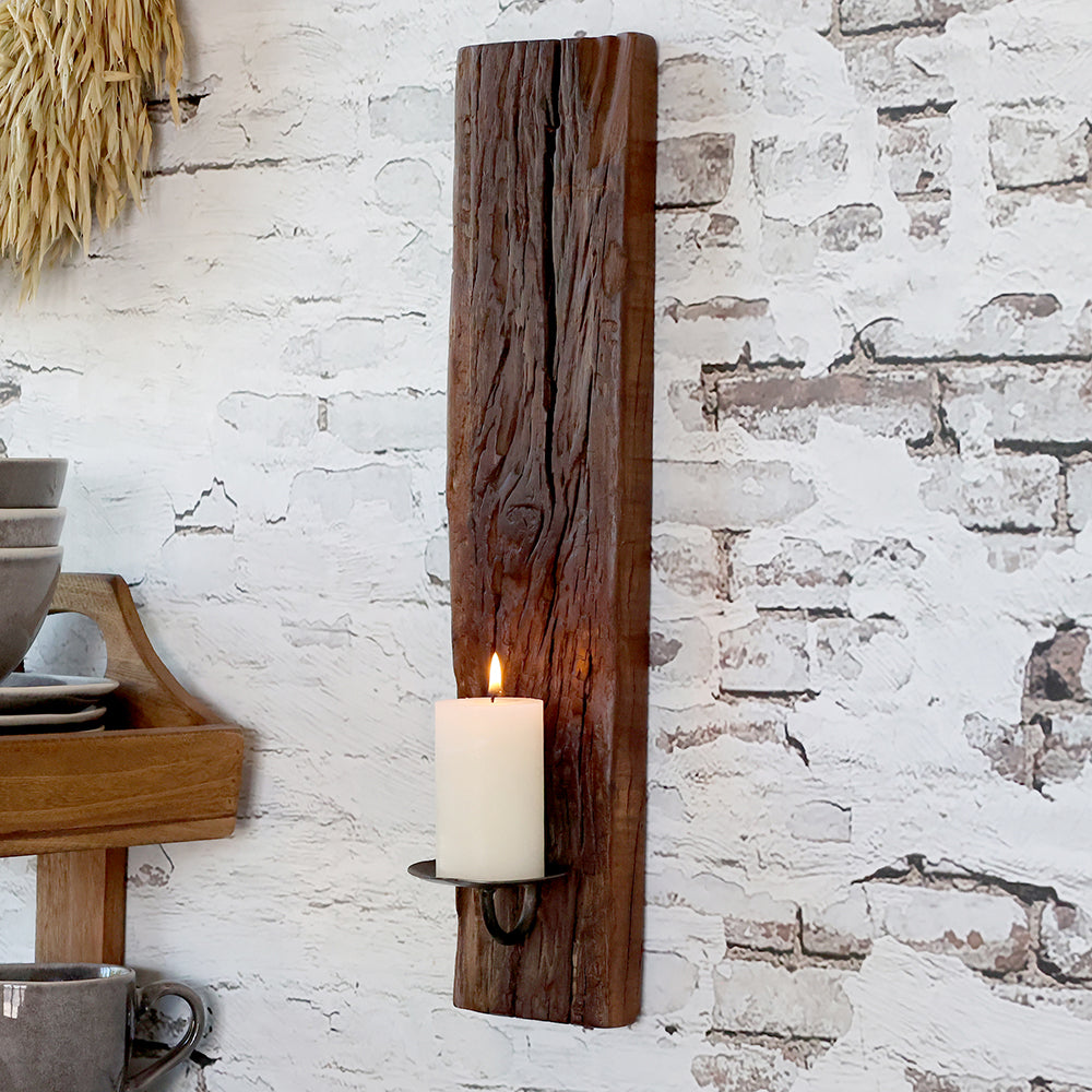 GRIMAUD fa fali gyertyatartó enteriőrben, fehér téglafalon elhelyezve