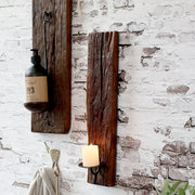 GRIMAUD rusztikus fali gyertyatartó részletfotó, patinás fa felület és fém tartó