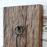 GRIMAUD fali gyertyatartó kovácsoltvas akasztó részlete, újrahasznosított fa