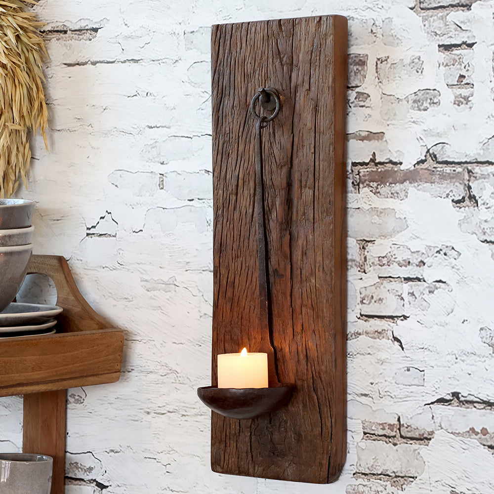 GRIMAUD rusztikus fali gyertyatartó falra rögzítve, égő gyertyával, loft hangulatban