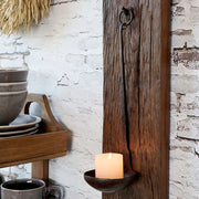 GRIMAUD fali gyertyatartó részletfotó, kovácsoltvas függesztőelem és patinás fa felület