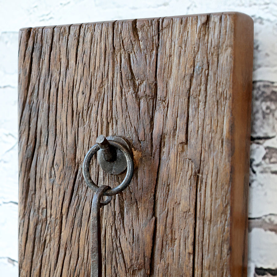 GRIMAUD fali gyertyatartó részletfotó, kovácsoltvas függesztőelem és patinás fa felület