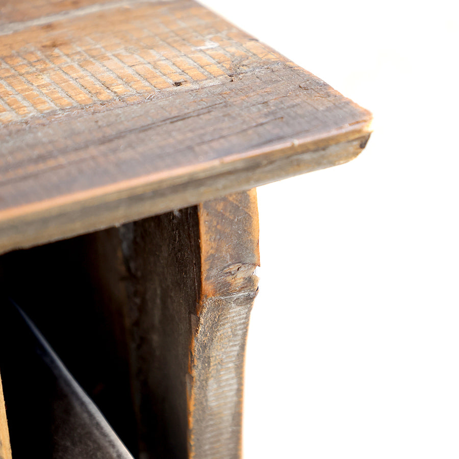 GRIMAUD rusztikus tányértartó fali polc – felső polclap részlet, patinás fa felület