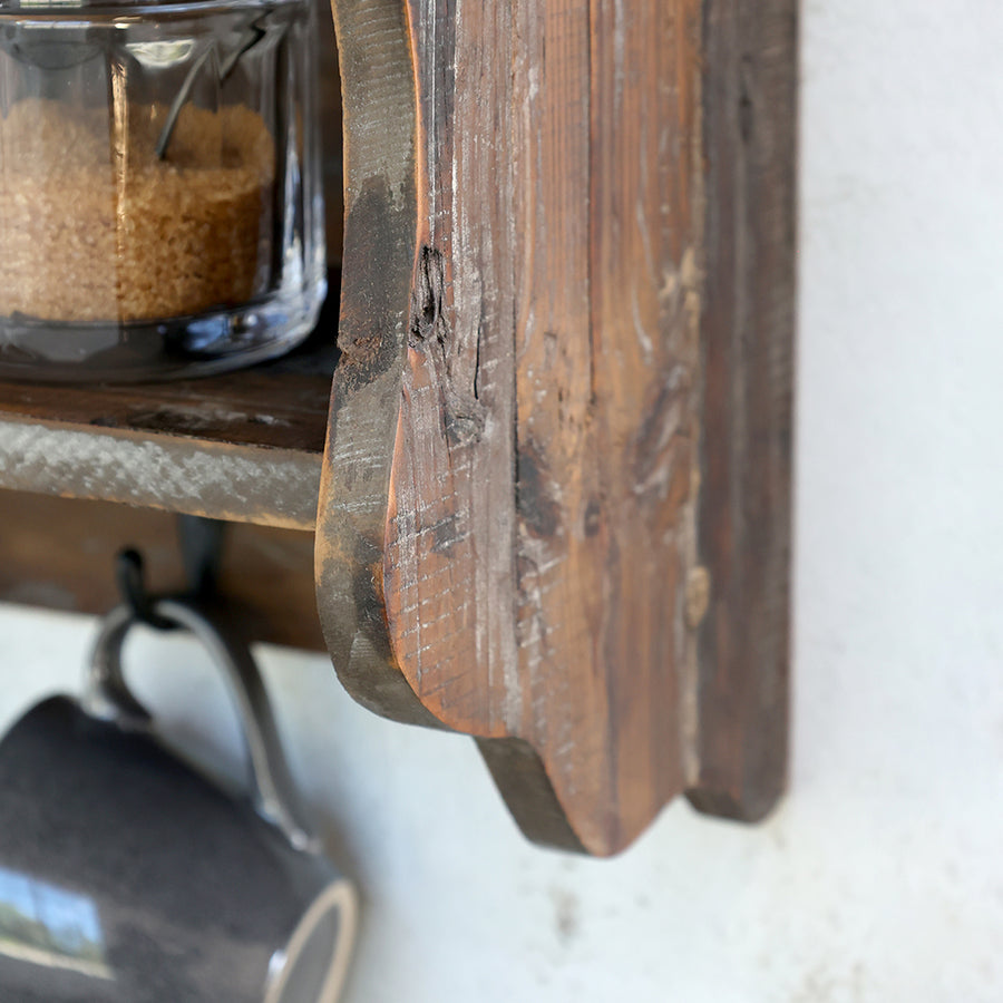 GRIMAUD rusztikus tányértartó fali polc – oldalsó faív részlet, kézműves megmunkálás