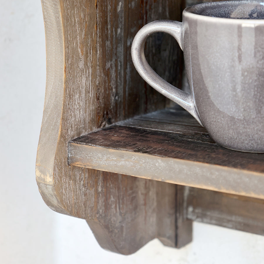 GRIMAUD rusztikus tányértartó fali polc – alsó polc és oldalelem közeli részlet