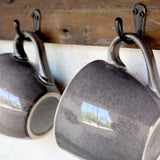 GRIMAUD rusztikus tányértartó fali polc – akasztós kampók bögrékkel, részlet