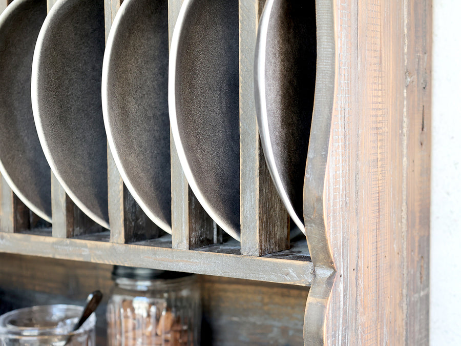 GRIMAUD rusztikus tányértartó fali polc – függőleges tányértartó rekeszek közeli nézet