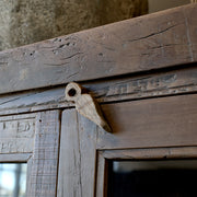 Grimaud vitrines szekrény fa felső élének rusztikus részlete