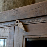 Grimaud vitrines szekrény fa felső élének rusztikus részlete