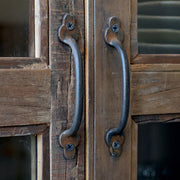 Grimaud vitrines szekrény fém fogantyúinak közeli képe