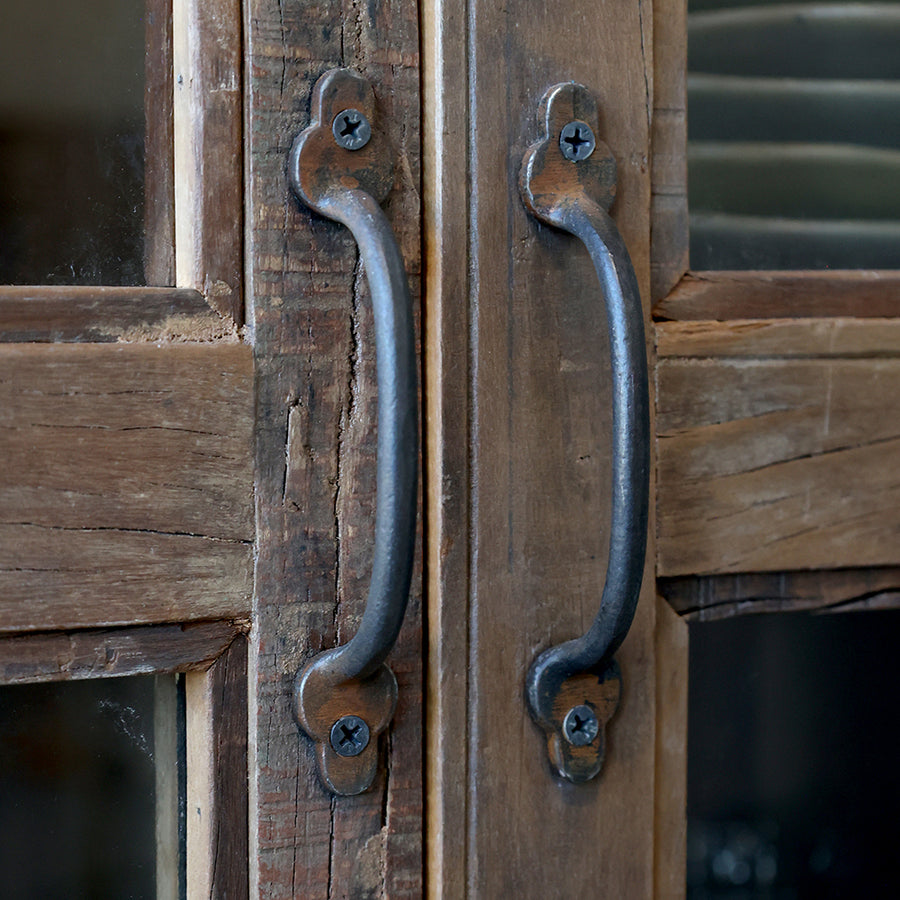 Grimaud vitrines szekrény fém fogantyúinak közeli képe