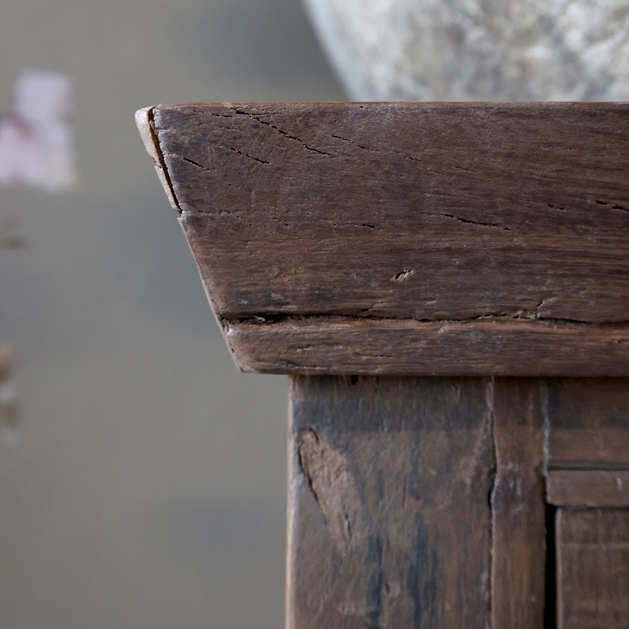 Grimaud vitrines szekrény felső fa részlete természetes repedésekkel