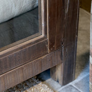 Grimaud vitrines szekrény alsó szerkezeti részlete közelről