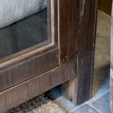 Grimaud vitrines szekrény alsó szerkezeti részlete közelről