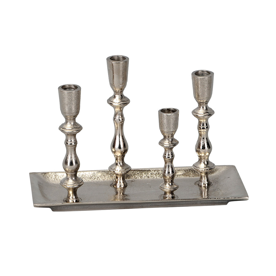Ezüstszínű, 4 ágú alumínium gyertyatartó 30 cm, különböző magasságú tartókkal, téglalap alakú tálcaalapon, a Gros kollekcióból.