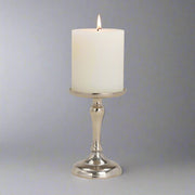 Ezüstszínű alumínium gyertyatartó.