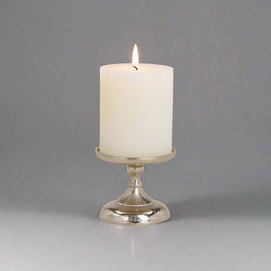 Ezüstszínű alumínium gyertyatartó.