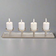 Ezüstszínű, adventi gyertyatartó.