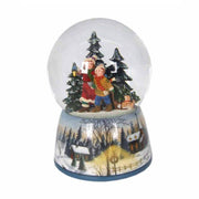 Karácsonyi zenélő hógömb, téli erdőben sétáló gyerekekkel.