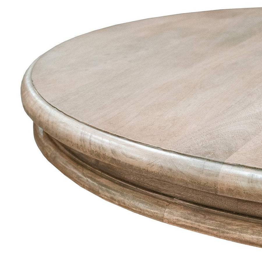 A Habana asztallap lekerekített széleinek és faerezetének közeli részlete