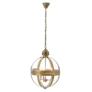 Íves térbeli üvegezéssel burkolt, fém szerkezetű, rézszínű, elegáns gömb függeszték lámpa, klasszikus csillár betéttel.